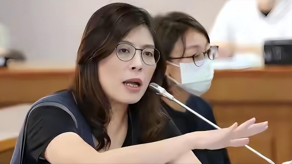 人未到，花先送！郑丽文委托国民党大陆事务部前往广州献花！
 
3月29日，中国国