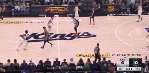 骑士进攻解析（2）中锋顺下的直接得分骑士是一支内外结合的三分大队，他们相比较于其