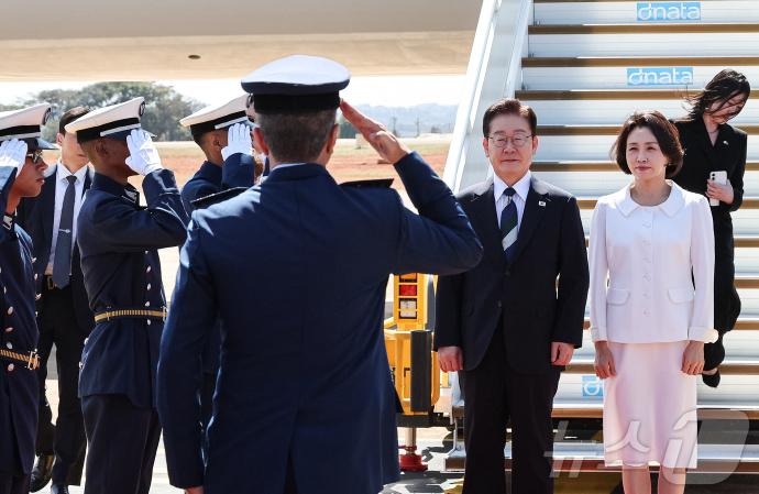 韩国总统李在明携夫人金惠景抵达巴西访问！
7月26日，韩国总统李在明结束对美国的
