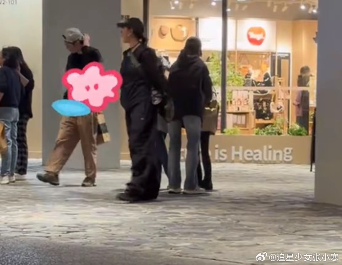 朱亚文一家四口逛乐高乐园朱亚文两个女儿身高 朱亚文一家四口逛乐高乐园，大女儿已经