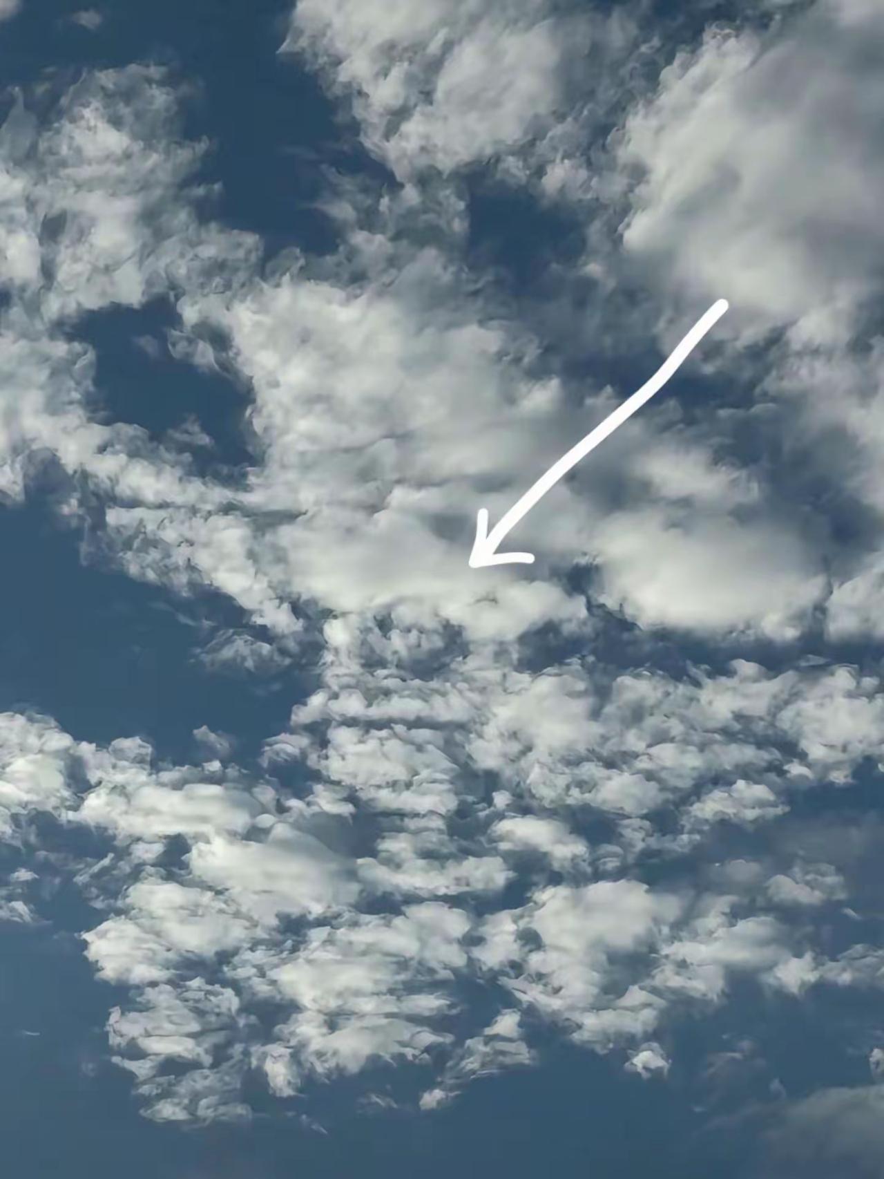 这难道只是巧合，还是藏着一份念想？
望着这片云，不由得生出美好的遐想，箭头指向的