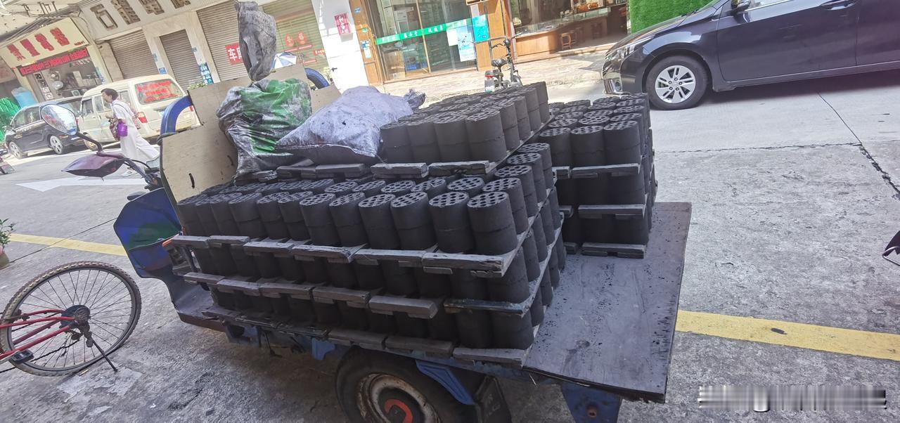 暴露年龄的东西，大家知道这个是什么吗？这里有是个啥