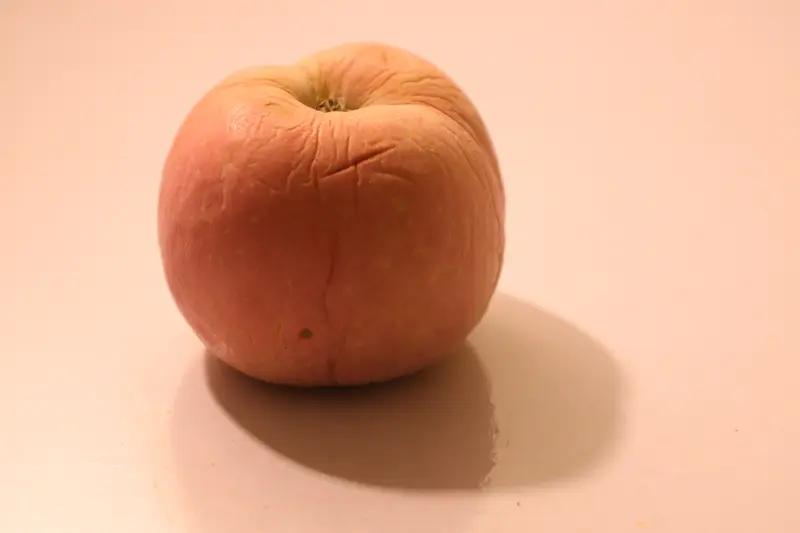 “避免浪费”吃存放时间长的皱苹果，一阿姨连吃两个后拉便血被送医抢救，再次食用血便