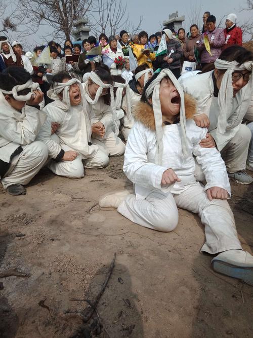 当下农村丧葬仪式的困境是:真心的人，已经不会哭了。而那少数会哭的，又不是真心的。