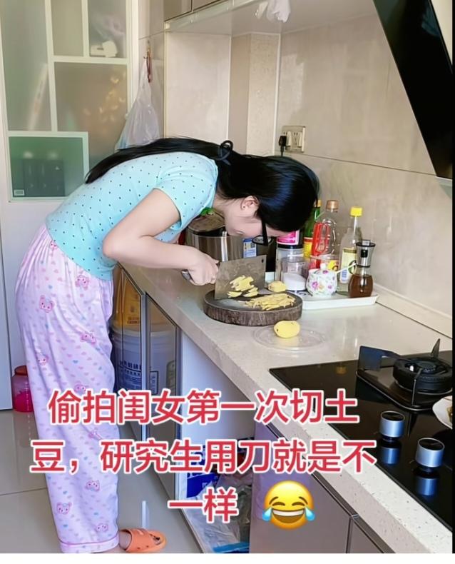 学做菜
闺女就读研究生；
暑假在家学做菜；
爆炒青椒土豆片；
看她刀工怎么样；