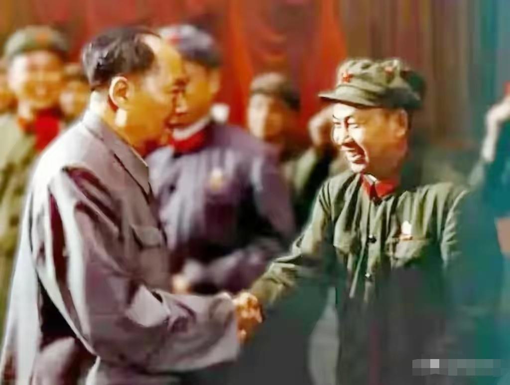 1968年，毛主席在人民大会堂接见军队高级将领，当他走到开国上将李天佑的面前时笑
