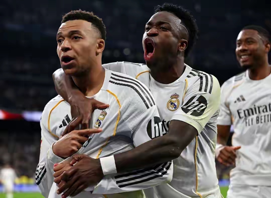 皇家马德里2-1巴列卡诺欧冠第一阶段收官战开打之前，皇马排名积分榜第三，可以说晋