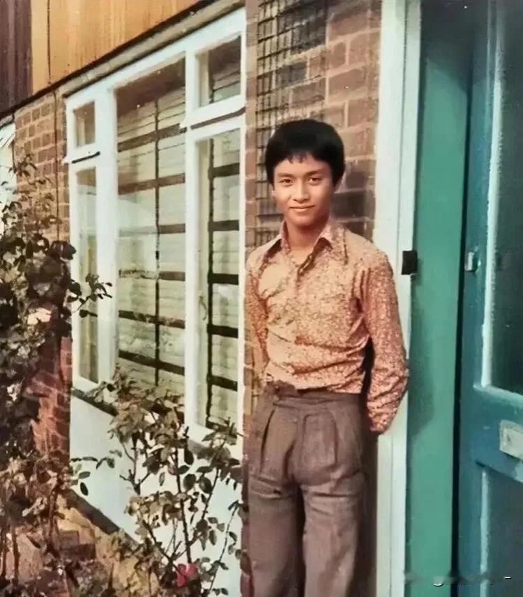 未来的一代巨星，那时还在英国留学，一句话证明你认得他[赞]#这又是哪个名人#