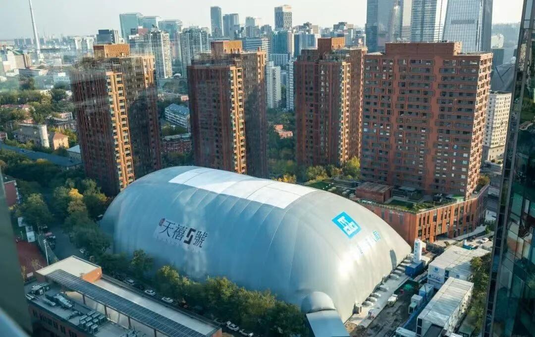【降尘降噪的“充气城堡”基坑气膜亮相呼家楼】近日，朝阳区呼家楼商务居住综合区一期