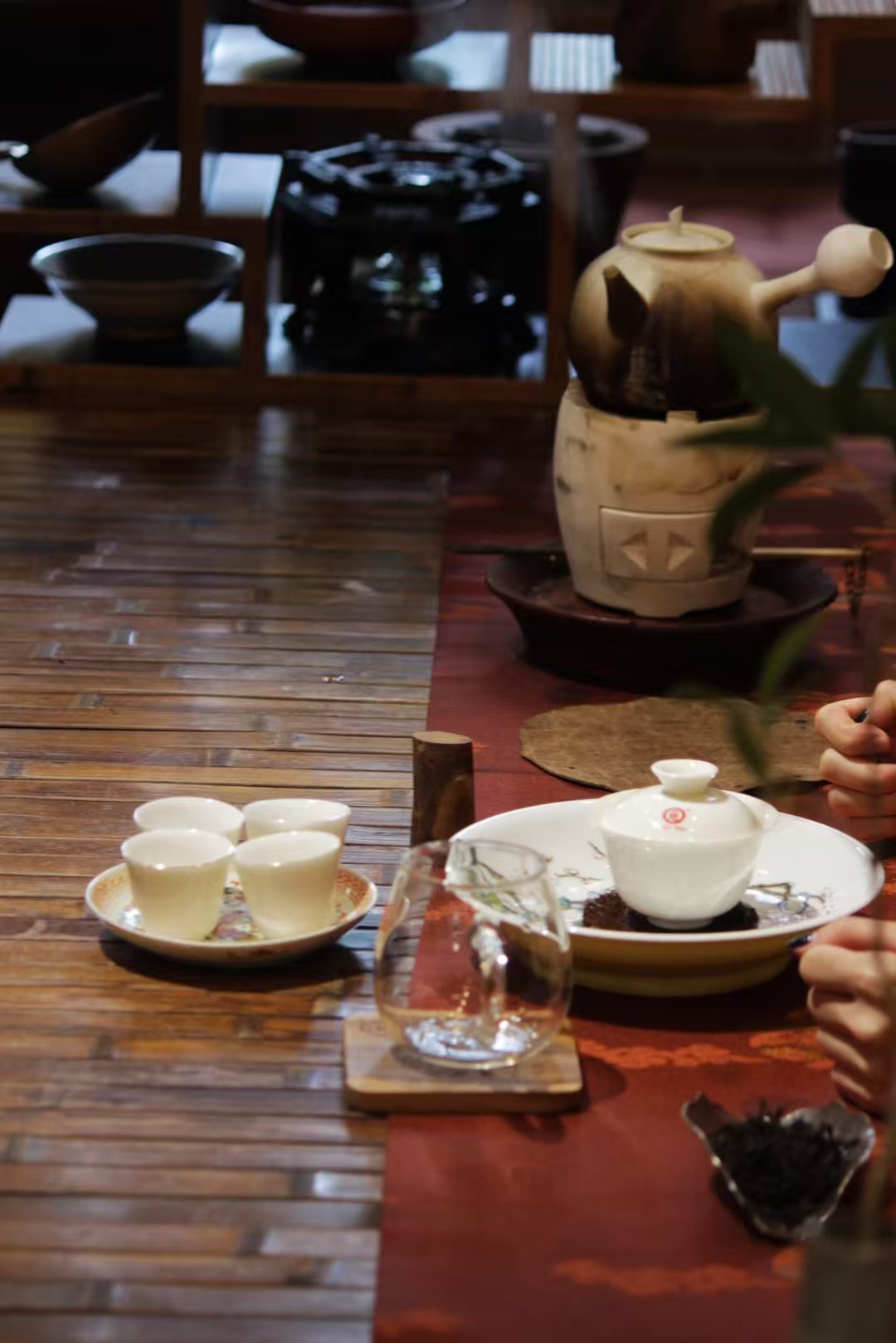 品茶赏器交友  有人说：真正会喝茶的人，是能讲究，也能将就，能享受，也能承受。 