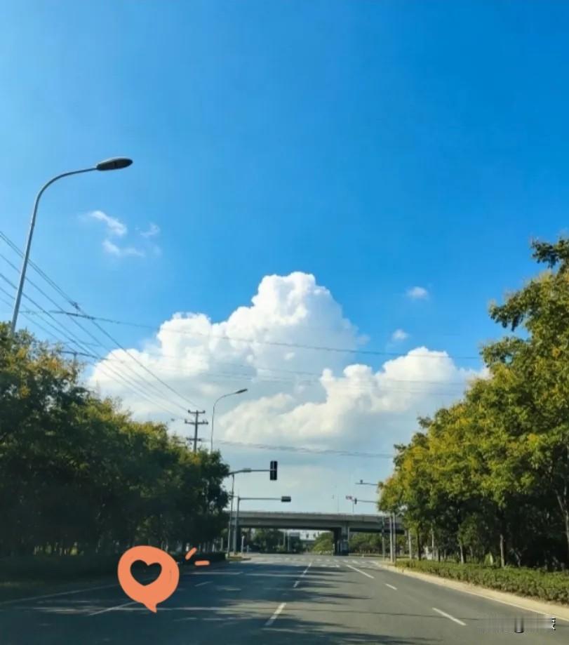 紧急提醒！
8月高温杀疯了！
晚立秋叠加超长三伏，白天千万别随便出门。
 
真心