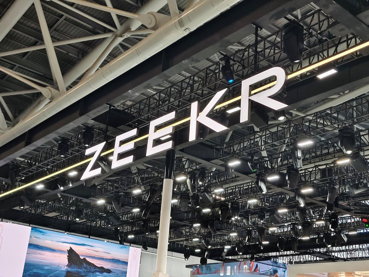 打卡极氪展台，极氪9X 这个白色版本感觉真不错，和黑色版本完全两个风格哈哈哈，很