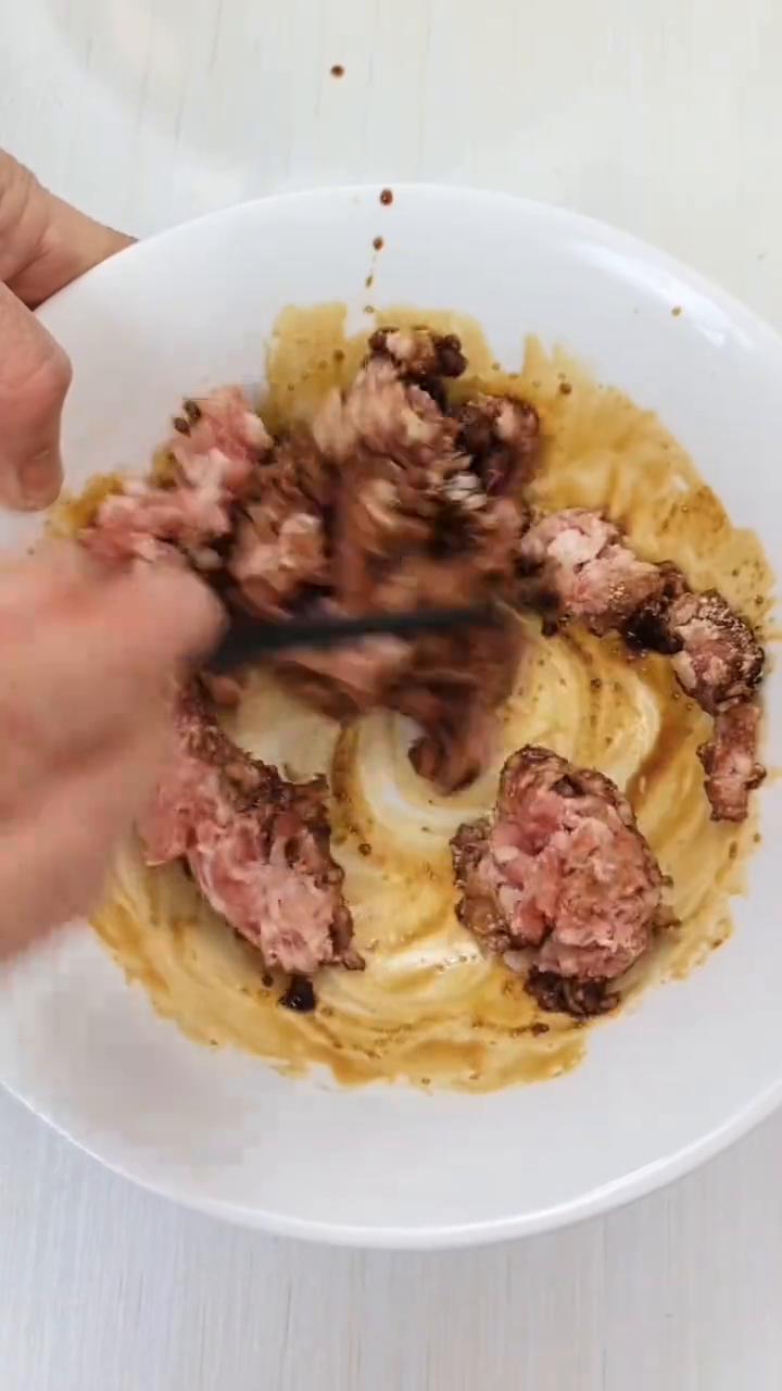 就这个椒麻葱花肉饼，你一定要去试一试。这个饼趁热吃，咔嚓咔嚓的，椒香、葱香、肉香