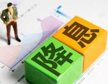今年8月，内需这么差，银行里存款堆成山，为什么央行就是不降息？商业银行反而还重新