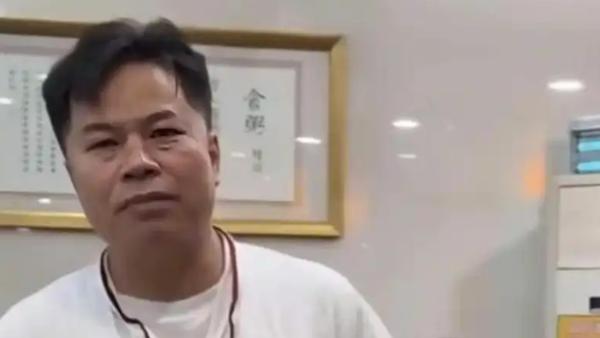 这不仅是一次寻人，更是高频消费社会中极度稀缺的人情回响。在算法分发和冰冷配送的快