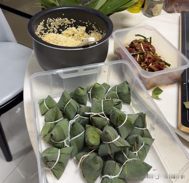 人到中年，一半是烟火谋生，一半是诗意养心。
 
人至中年，早已褪去天真烂漫，生活
