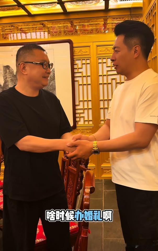 玩笑开大了。

婚礼主持人马智宇问于文华的搭档尹，“啥时候办婚礼啊？”他低头笑着