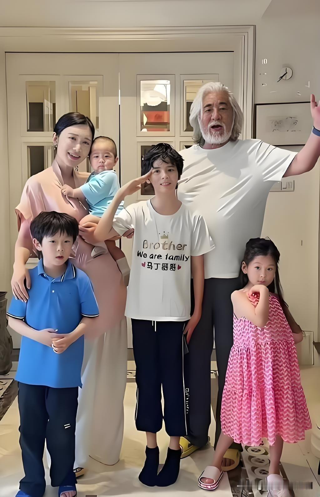 44岁杜星霖直播官宣备孕第五胎，直接把75岁的张纪中推上热搜。
两人结婚9年，加