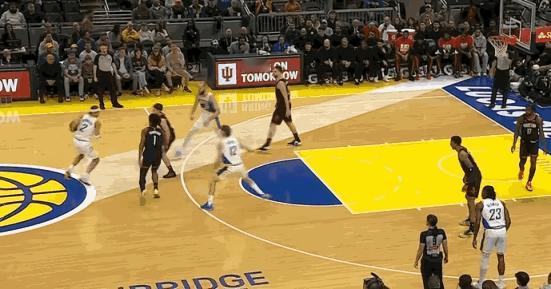 谢泼德抢断太贼了，反击双手暴扣





谢泼德掏球内姆哈德，随后阿们汤普森拿到