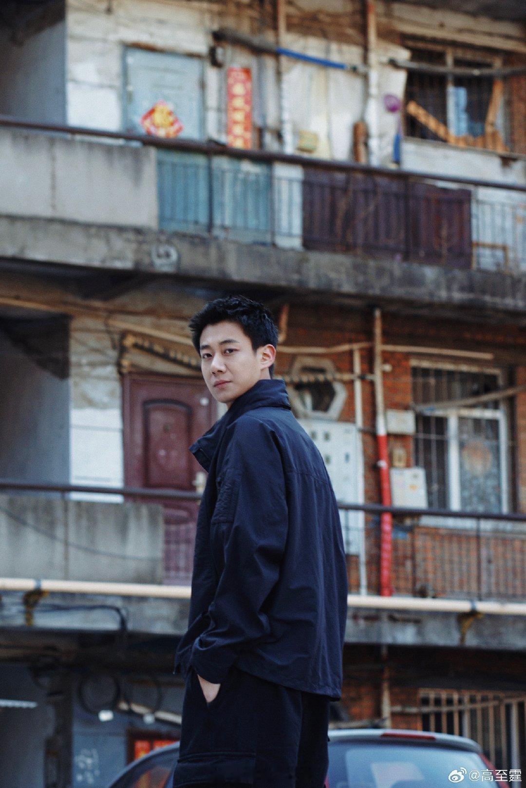 高至霆我理想的东北糙汉男友老巷子里雪还没化尽，高至霆穿着黑外套站在那里，眼神干净
