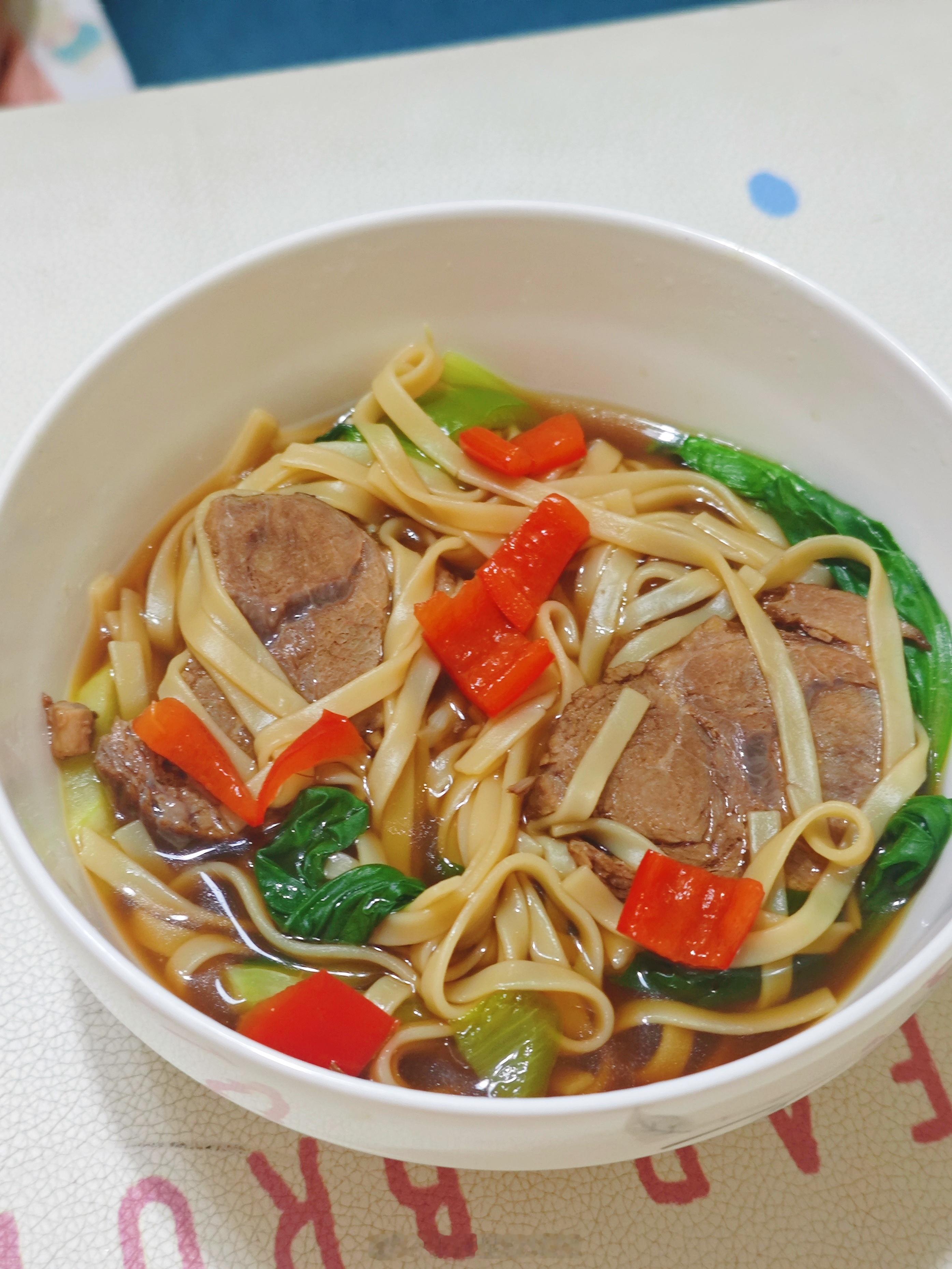 海哥做饭的量真是遗传了我婆婆生怕我们吃不饱早上还留着满满一锅他去睡觉了我把面条加