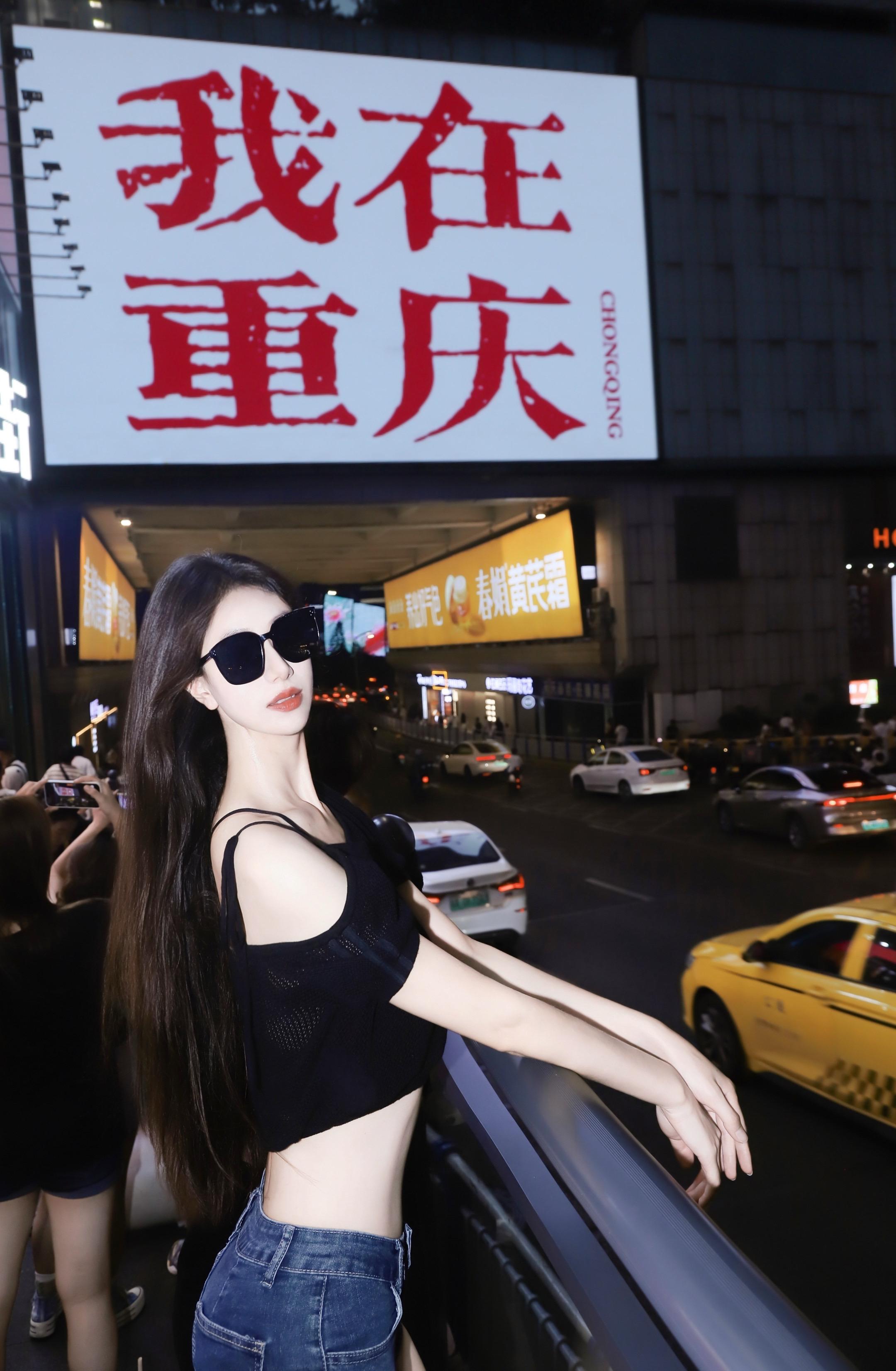 南山一棵树的观景台，整座城的霓虹在雾里融化，原来重庆的夜，是杯微醺的威士忌。