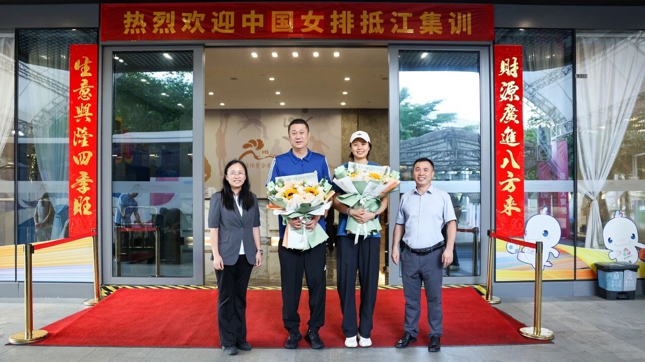 【中国🇨🇳女排在江门备战总决赛】昨天中国🇨🇳女排抵达江门体育中心。接下来