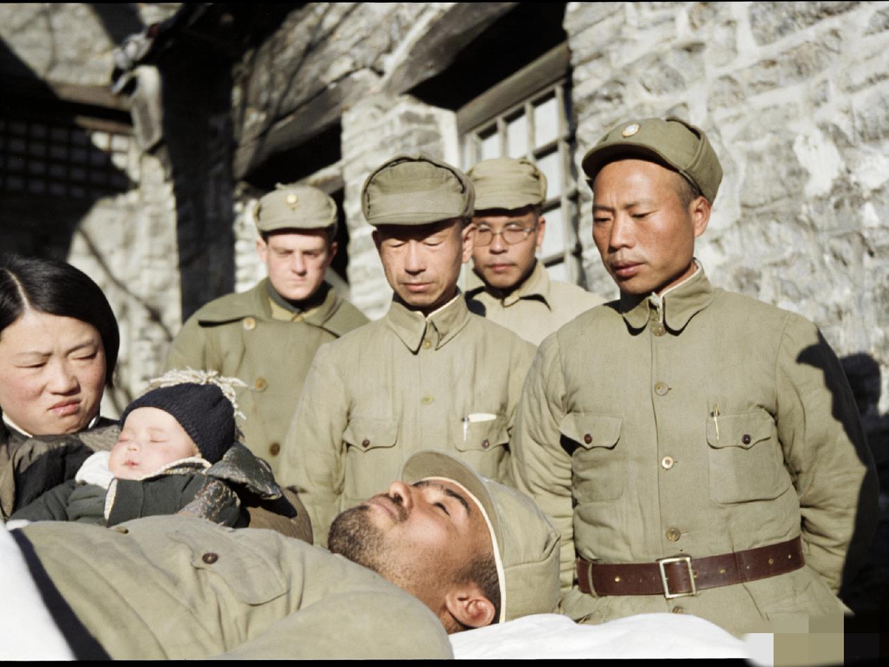 1942年，柯棣华医生与世长辞。葬礼之上，妻子郭庆兰怀抱着年幼的儿子，伫立在丈夫