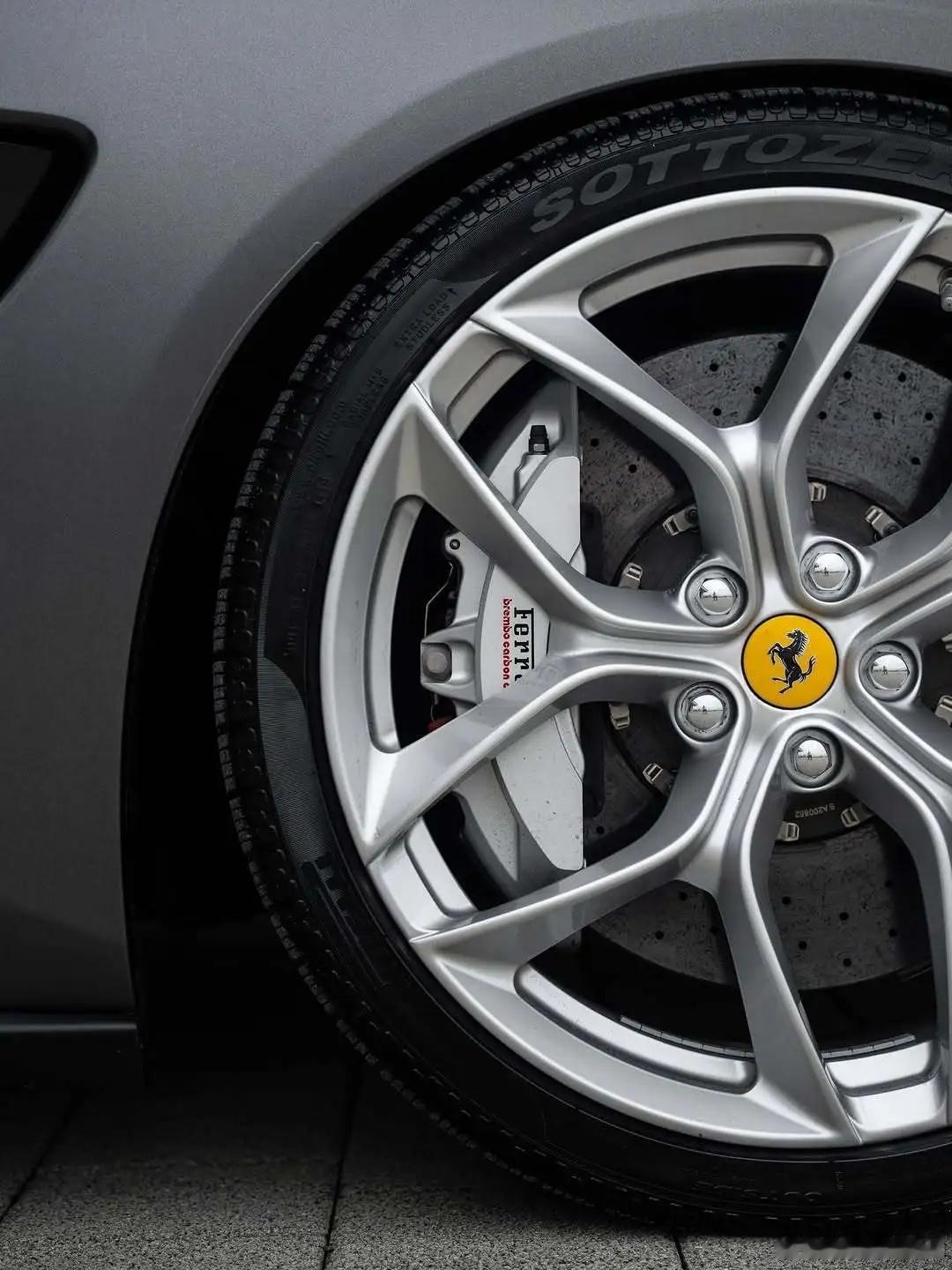 法拉利gtc4 lusso ，V12猎装绝唱。690匹狂暴输出，3.4秒破百，四