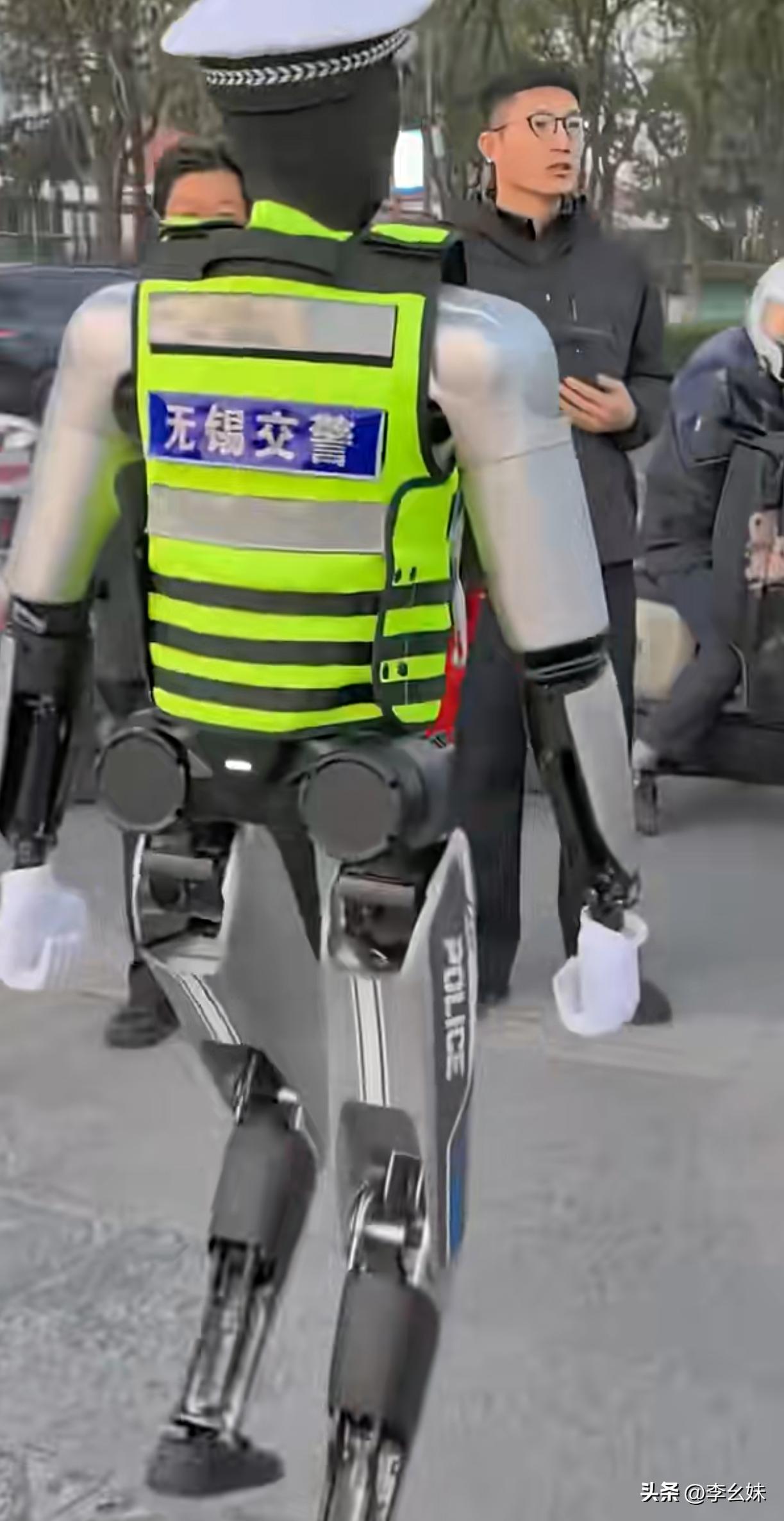 锡城的机器人警察开始值勤啦