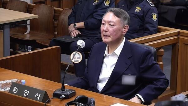 【尹锡悦发布“圣诞讯息”称“为子女实施戒严”引争议 执政党回应：不要亵渎青年与宗