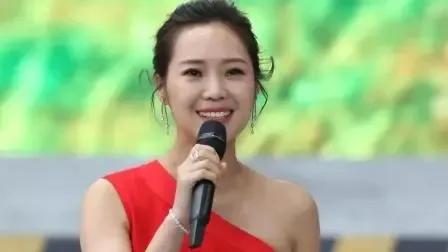 云朵开演唱会，为啥观众不买单？网友：这3个原因太扎心！

最近，歌手云朵的演唱会