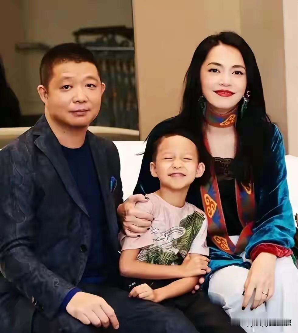 姚晨又离婚了，网友们不淡定了。

姚晨和曹郁今日官宣离婚，关键是几年前早就离了，