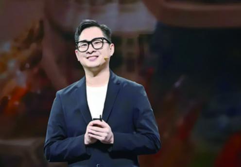 2019年，赵定在江西宜春开了一家零食店，取名叫“赵一鸣”，记者问他：“为什么要