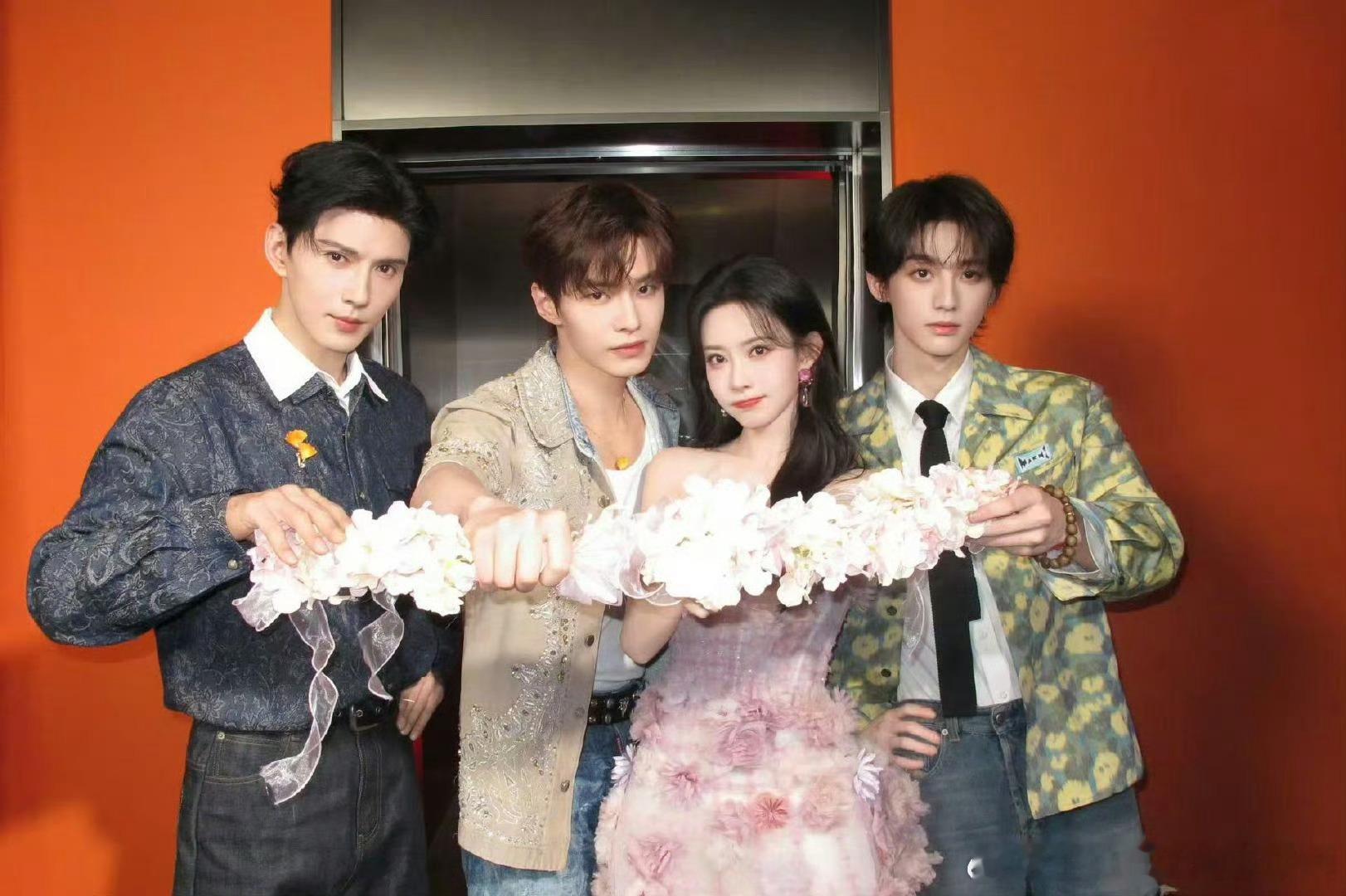 孟子义、何与、徐正溪、赖伟明hi6合影，玩嗨了吧，《百花杀》全肯定！ 