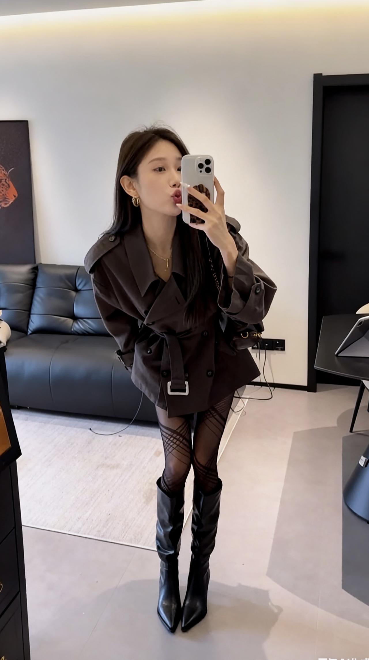 今日穿搭属于飒气御姐风
短款收腰风衣（深棕/咖色系）+ 交叉渔网打底裤+ 尖头长