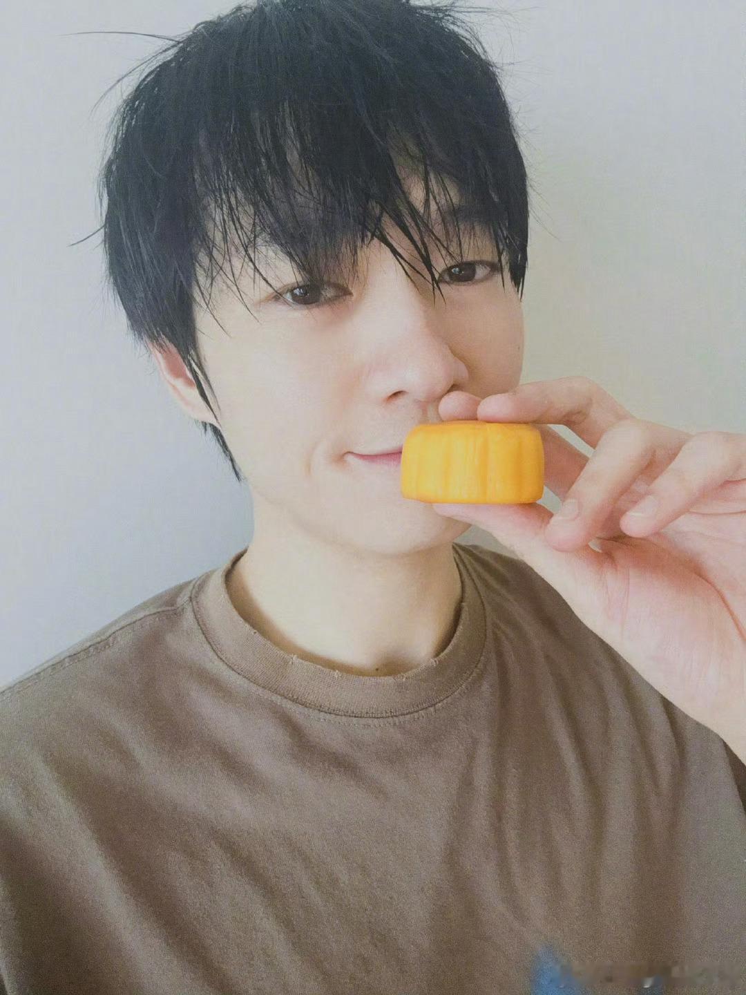 魏大勋中秋营业，中秋节快乐🥮月饼已吃 ​​​[可爱][可爱]这张图好乖哦！像高