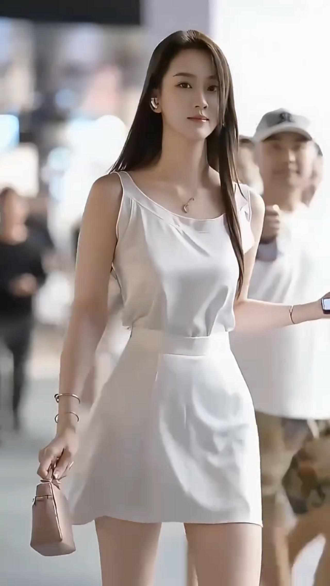 城市美女是不是都爱拍照，我觉得大概率是。就拿章丘区林荫公园来说，经常能看到爱拍照