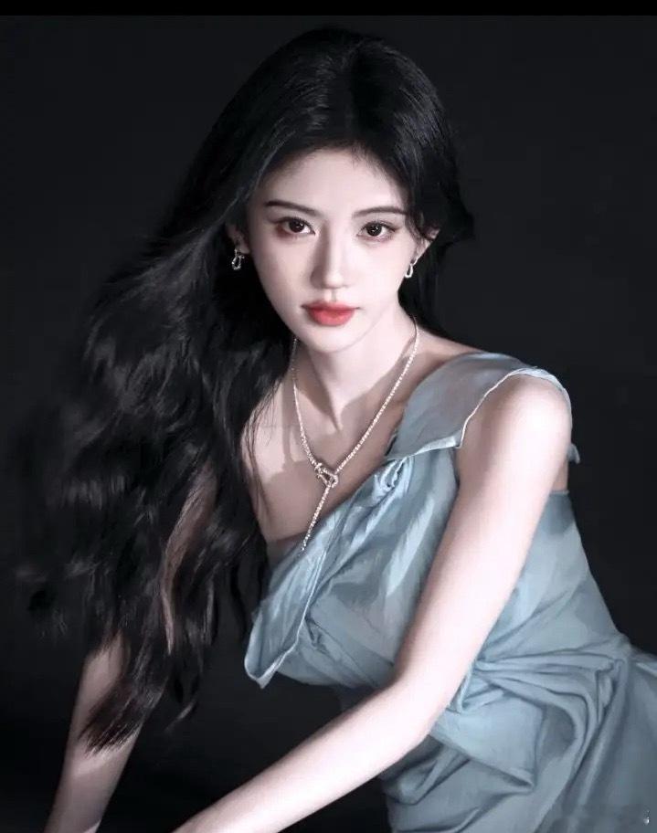 1.紫萱在香江那边与大佬真的有过故事，她跑回来后每年都在花重金捂消息，其中猫腻可