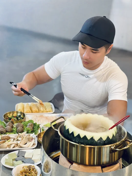 找健身搭子吃冬瓜盅火锅+烤肉，一起长肌肉💪
