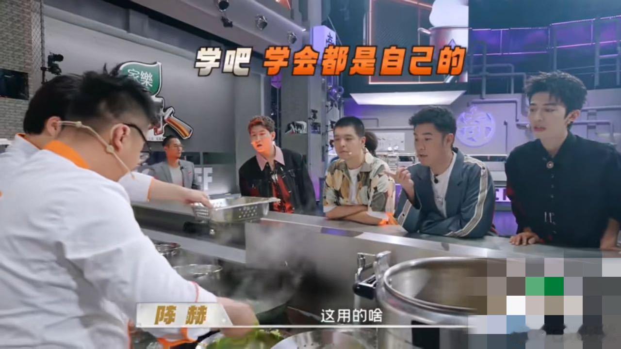 陈赫问厨师“这汤能放点青菜不”，人家说可以，他点头：“我闺女爱吃菜。”这细节记得
