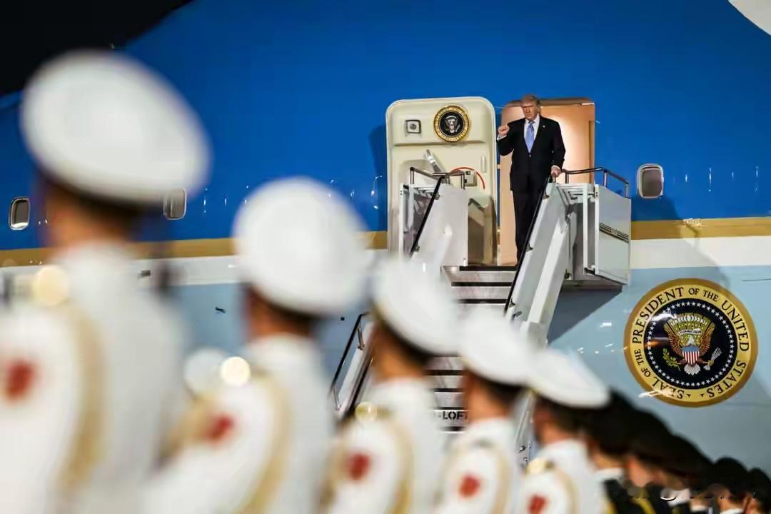 白宫的镜头为解放军停留5秒，特朗普很喜欢，美国人直夸铁的纪律
 
白宫官方新闻转