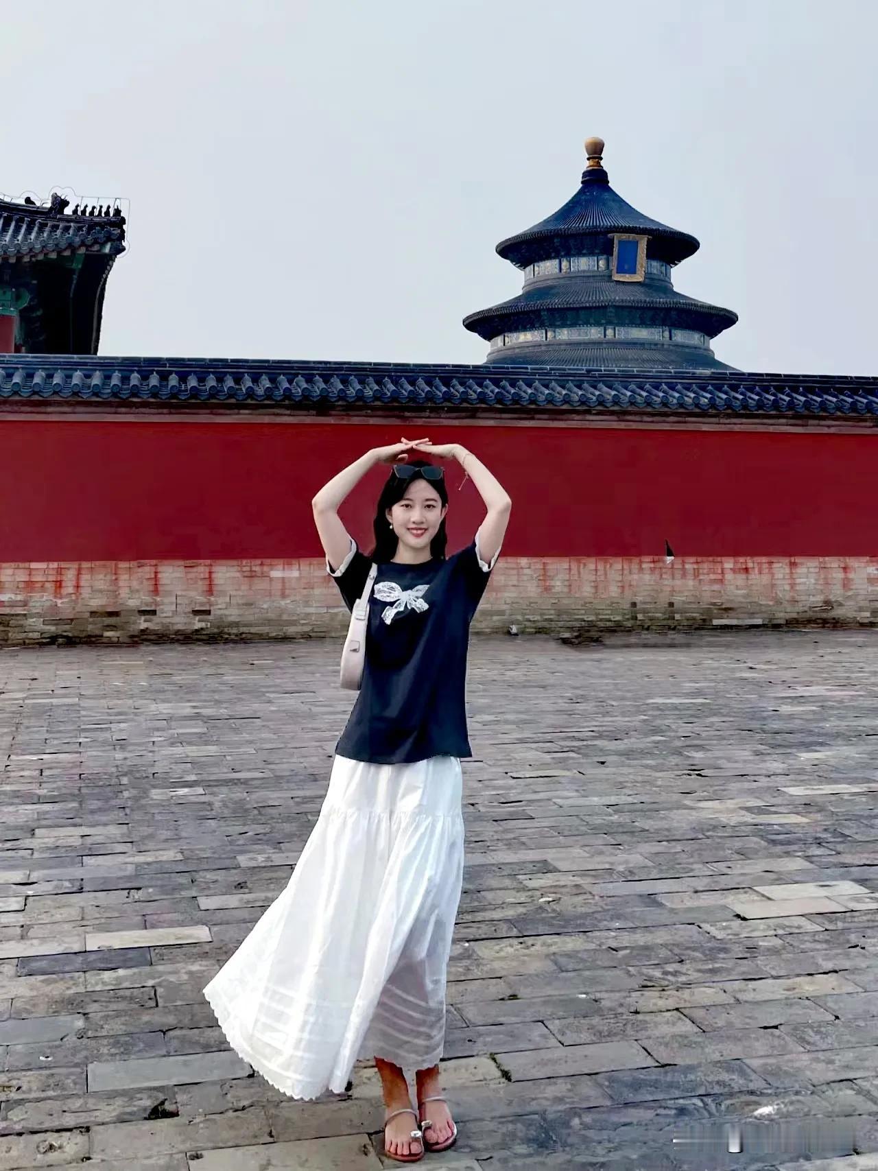 紫禁红墙映，美人笑吟吟。 #美景与红颜#