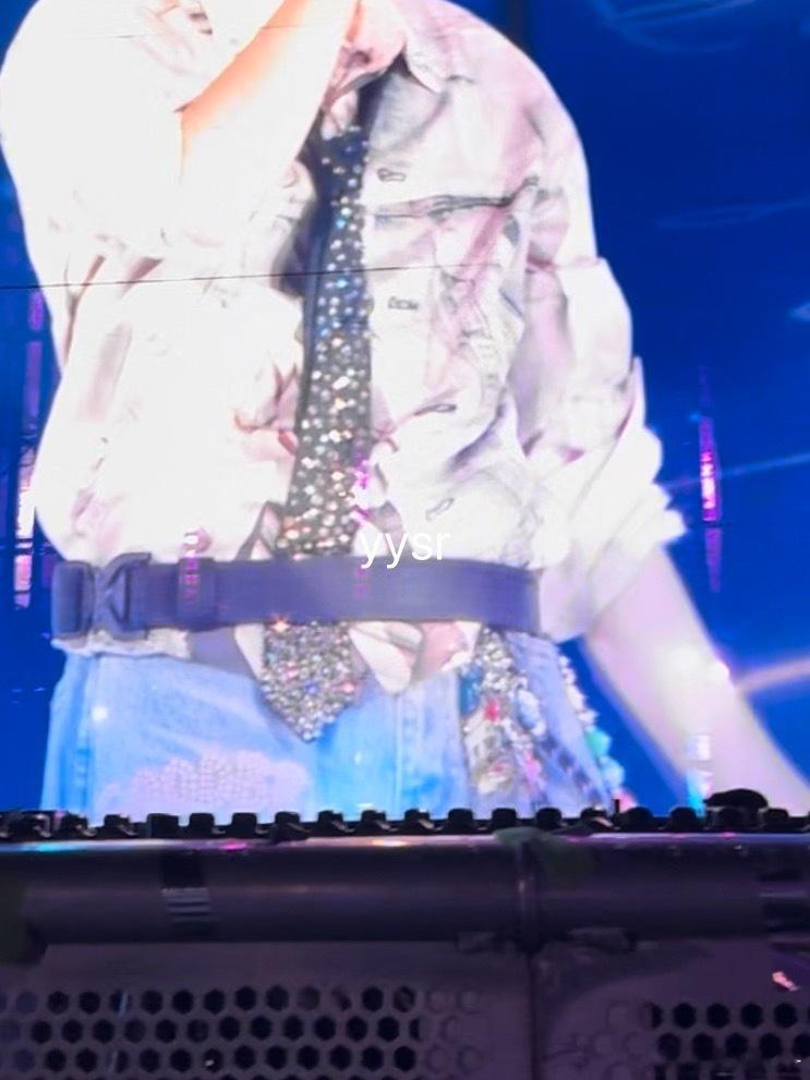这套衣服这个带子 有点涩涩的 