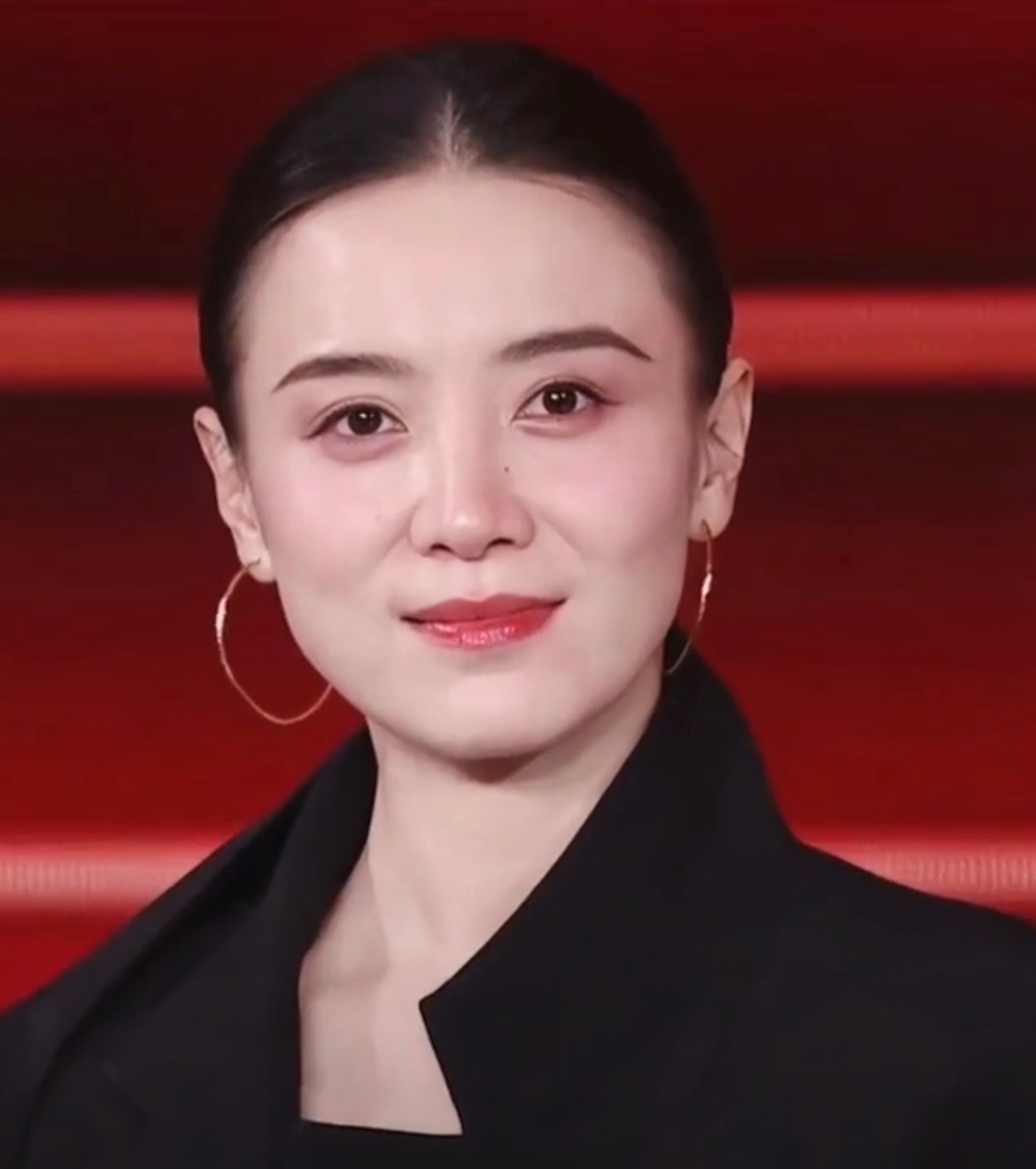 宋佳  不语 只是一味的散发魅力！[抱一抱][抱一抱]这大高个，这劲劲的气质简直