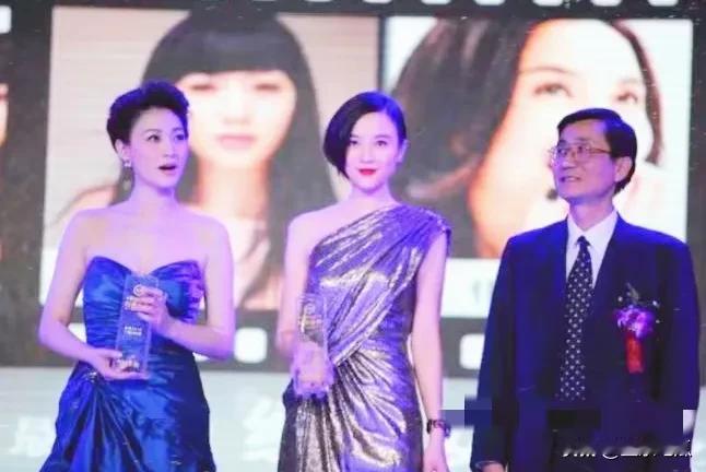 宋佳和李小冉同框，两大美女都肤白貌美！气质不凡，身材完美，风韵独特，两位中你欣赏