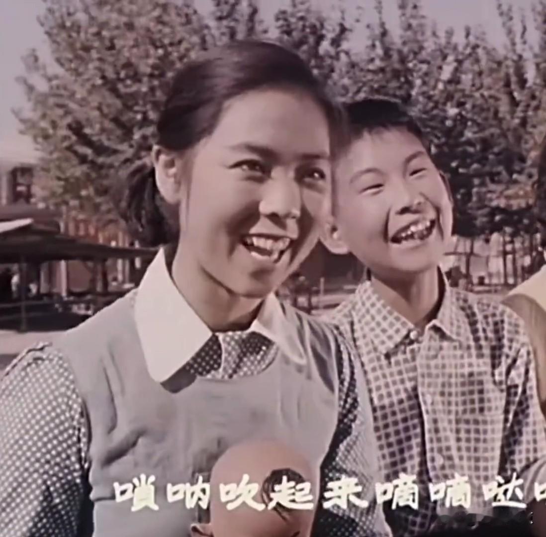1964年谢添执导的《小铃铛》堪称儿童影片经典，里面藏着好多大明星跑龙套呢。小时