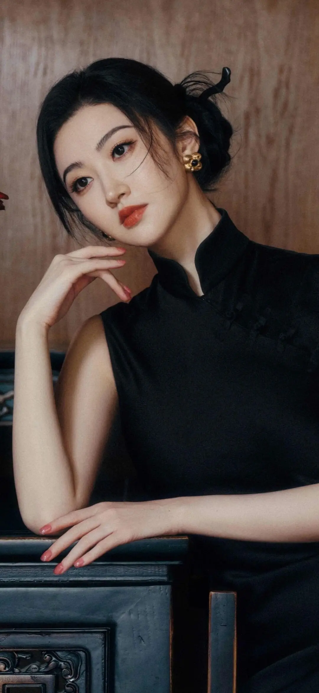 景甜  黑色旗袍，“ 远看山河辽阔，身处人间烟火， 无一是你，无一不是你。 ”