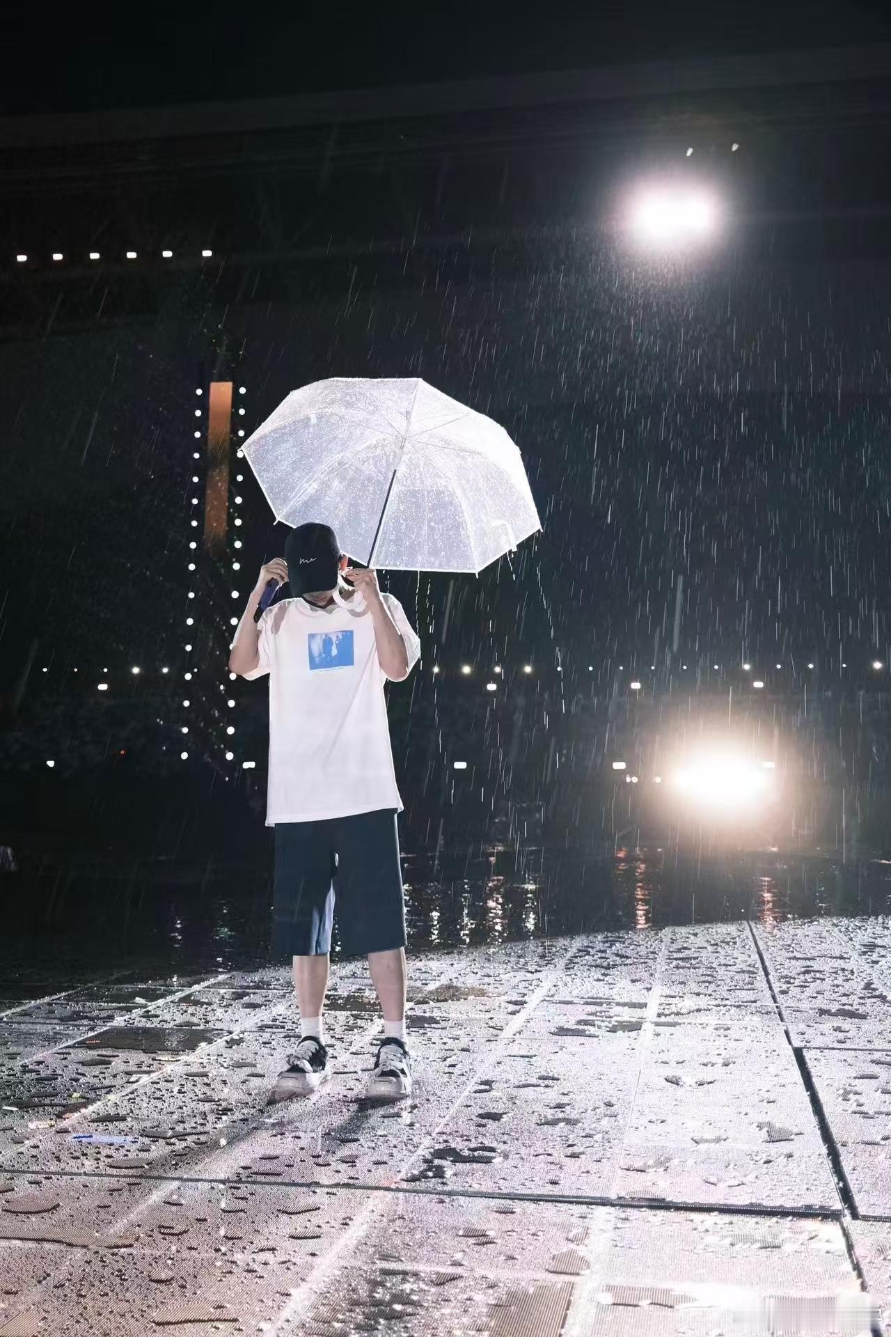 胡夏雨中完成演出 太佩服胡夏对待舞台的用心，就算地面被雨水打湿，演唱状态也丝毫没