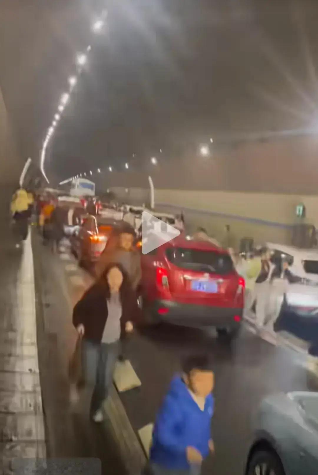 刷到一条“广元古家山隧道返程高峰着火”的帖子，配图浓烟滚滚，看着吓人。

我查了